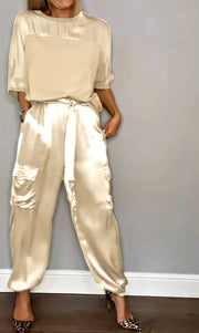 Kleya - Zweiteiliger Anzug aus glattem Satin mit halblangem Oberteil und Hose für Damen